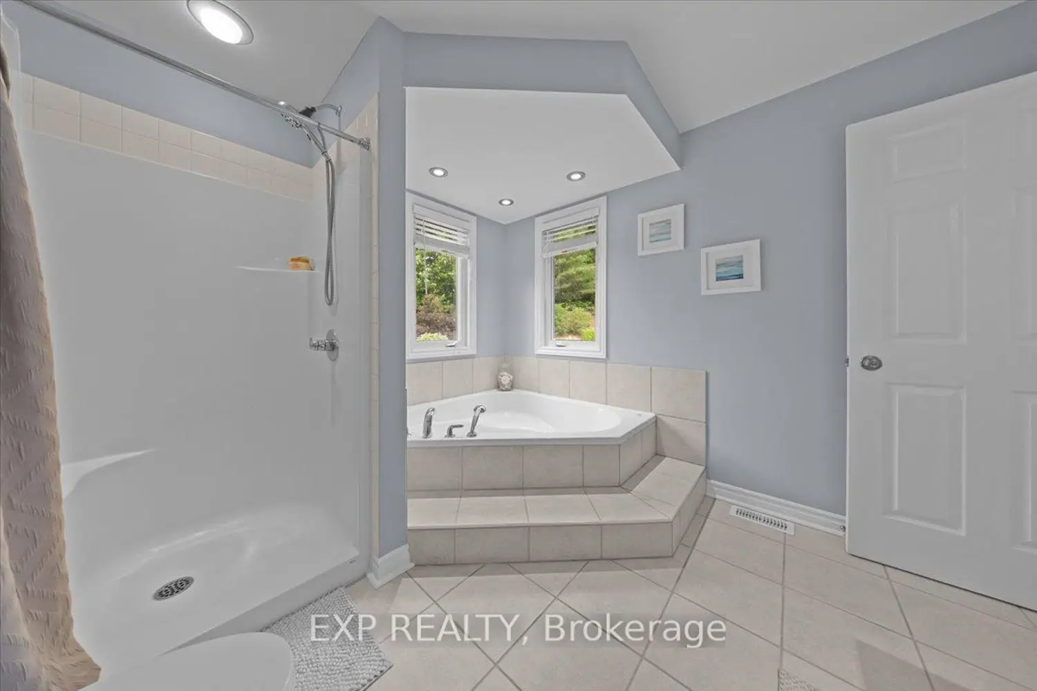 2670 Pierrette Drive photo 4