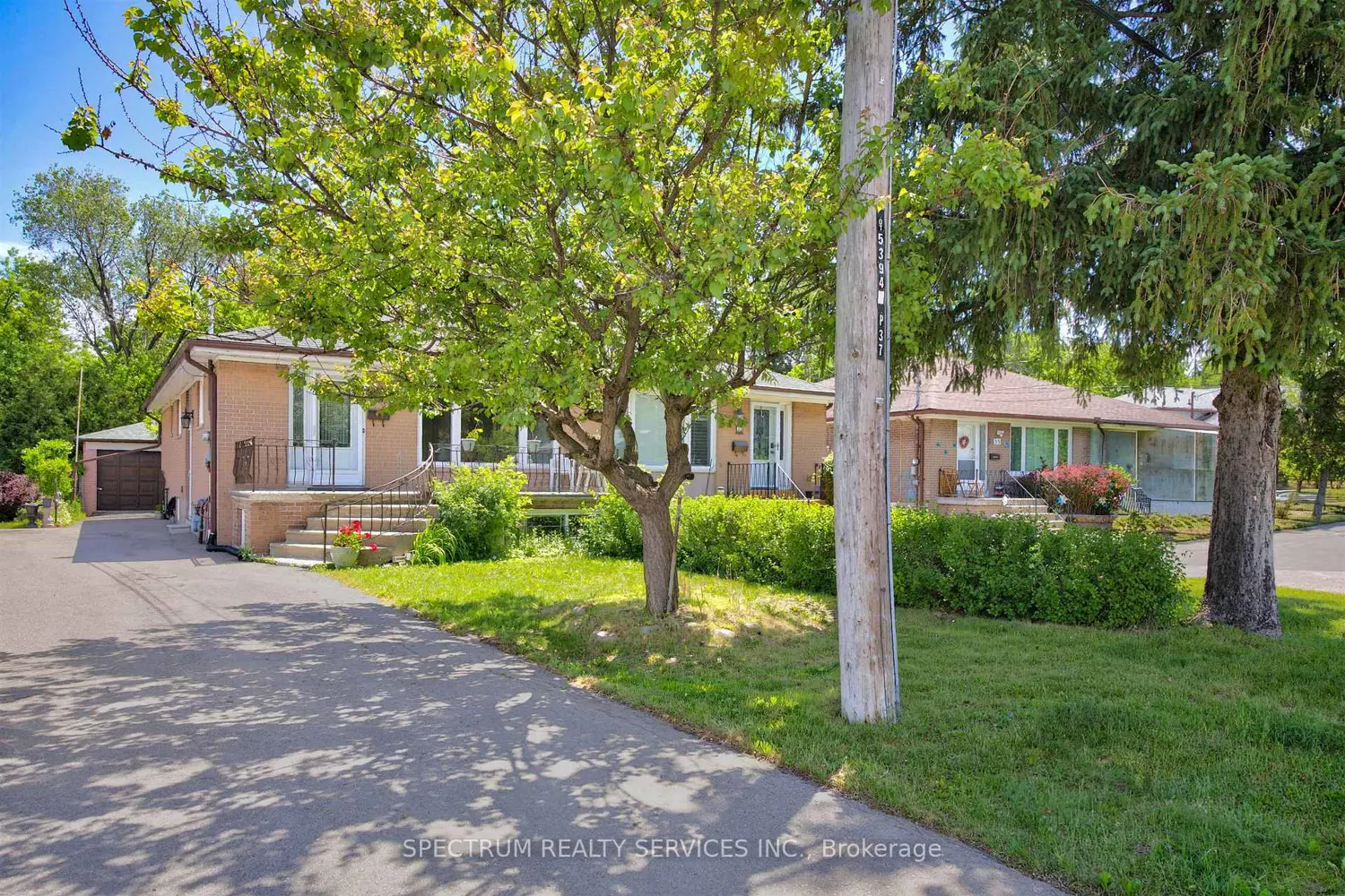 37 Newlin Crescent photo 3