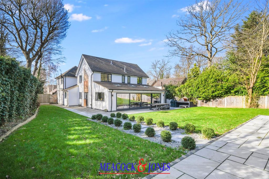 5 bed detached house for saleSilver Birches, Hutton, Brentwood CM13 photo 2