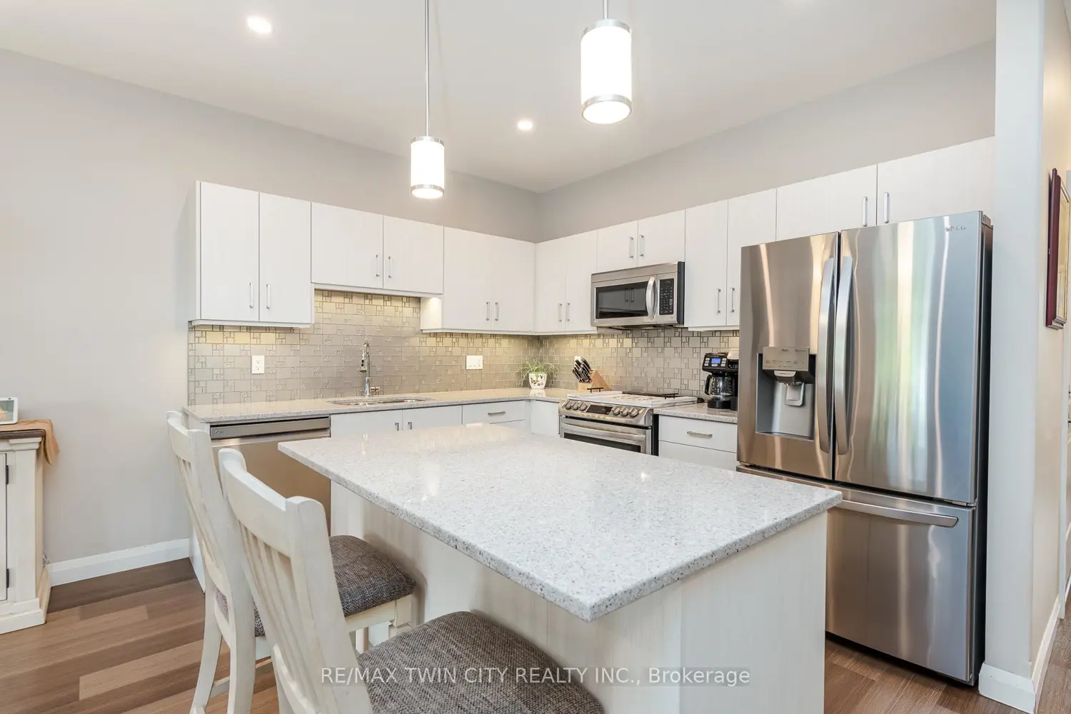 82 Rowe Avenue photo 5