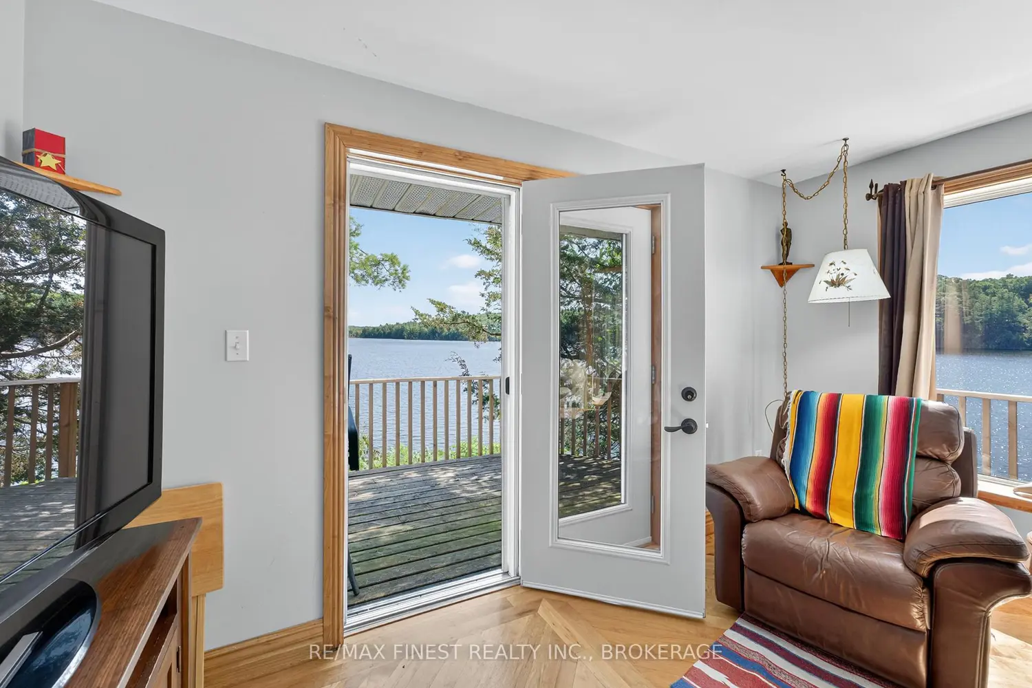 1076 Chester Lane photo 4