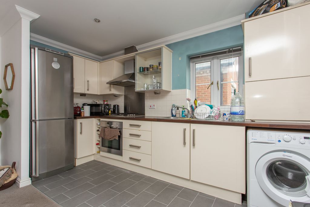 2 bed flat for saleSullivan Close, Canterbury, Kent CT1 photo 2