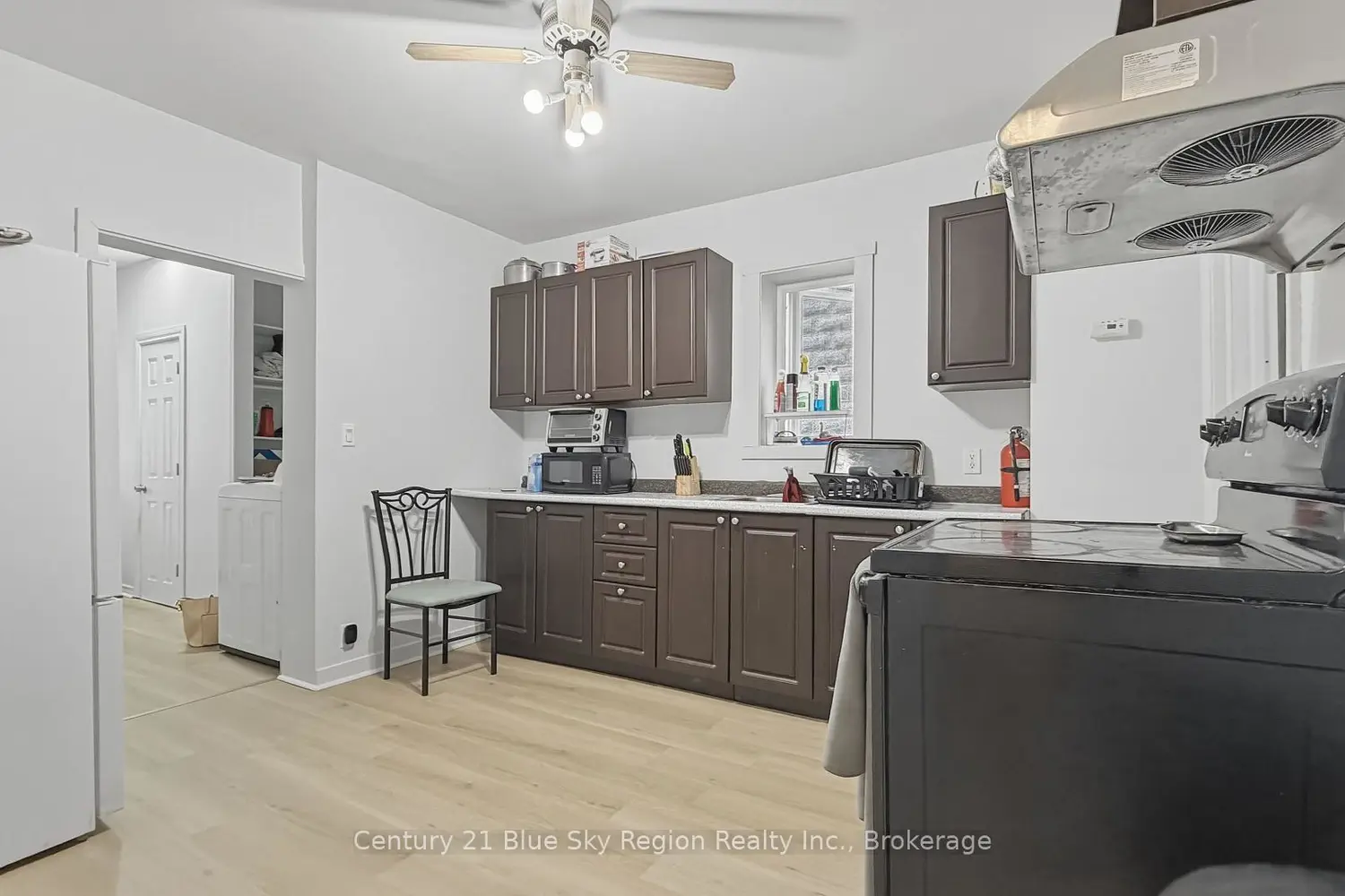 923 Fraser Street photo 2