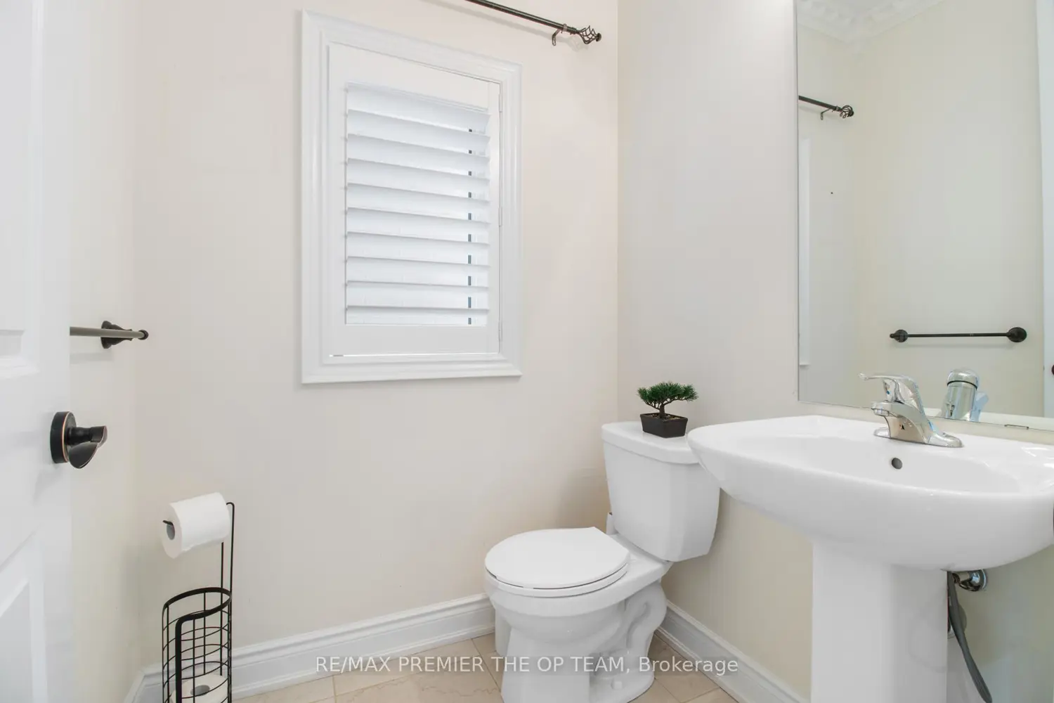 977 Wickham Road photo 5
