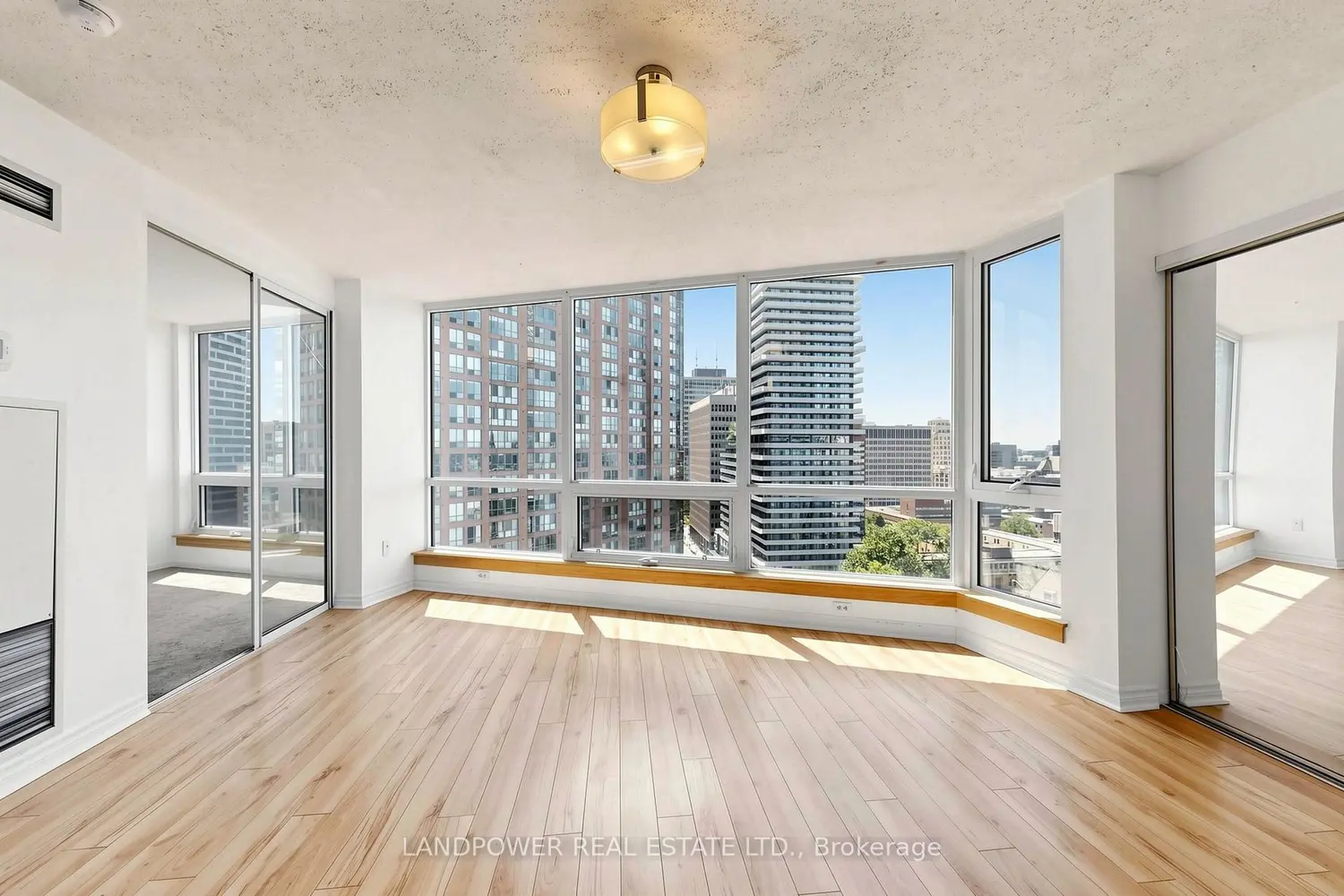 1055 Bay Street 1710 photo 2
