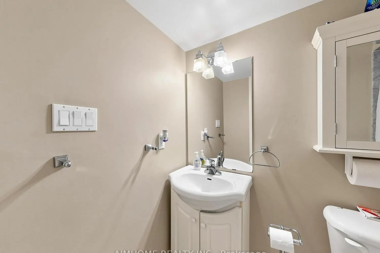 1089 Dundas Street photo 5