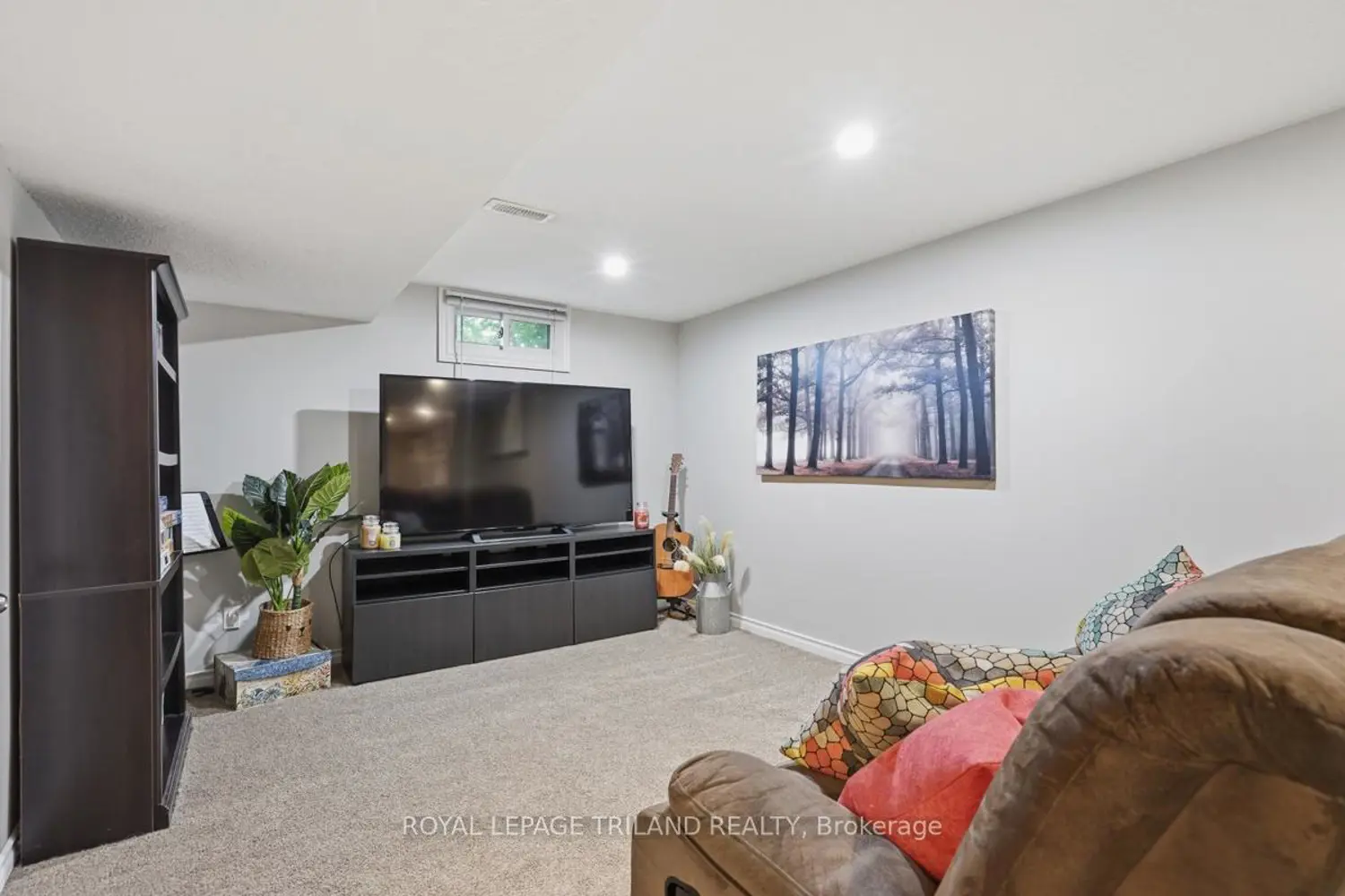 138 Fennell Crescent photo 3
