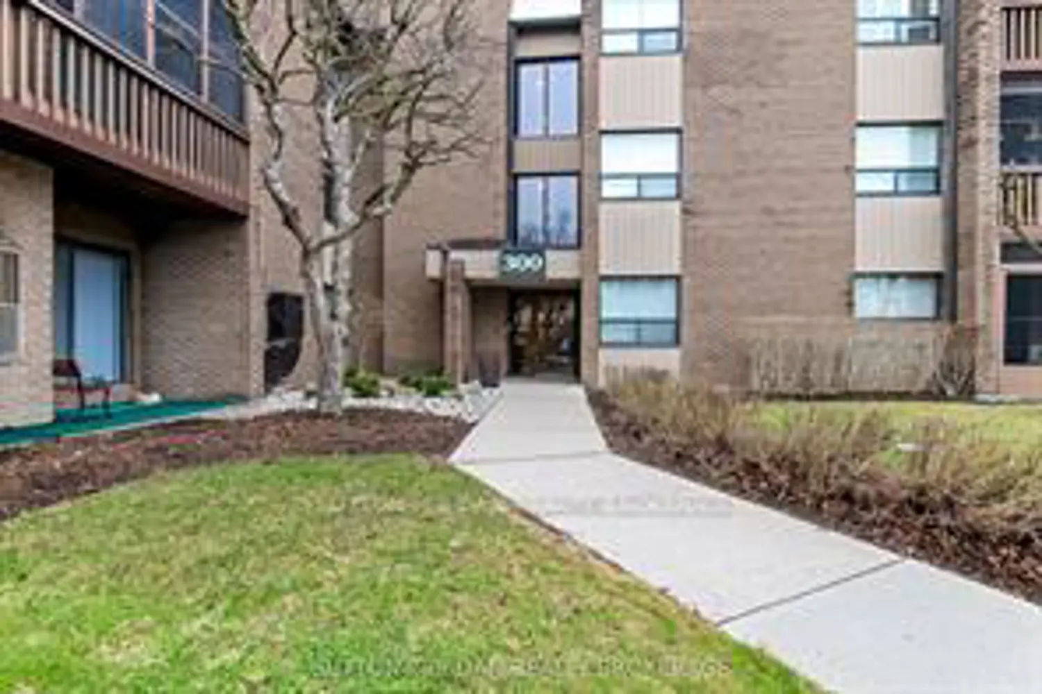 300 Everglade Crescent 214