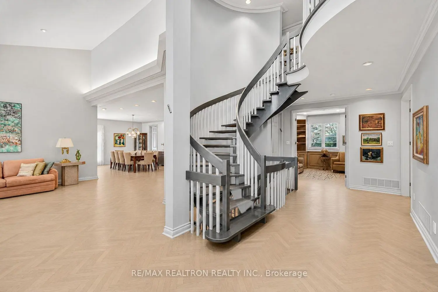 15 Sunforest Court photo 5