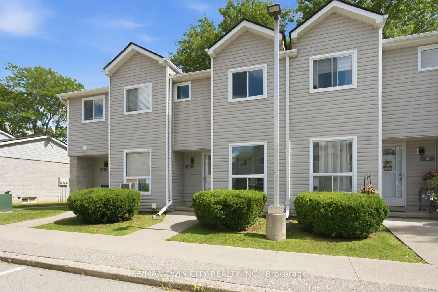 476 Grey Street 3 photo 2