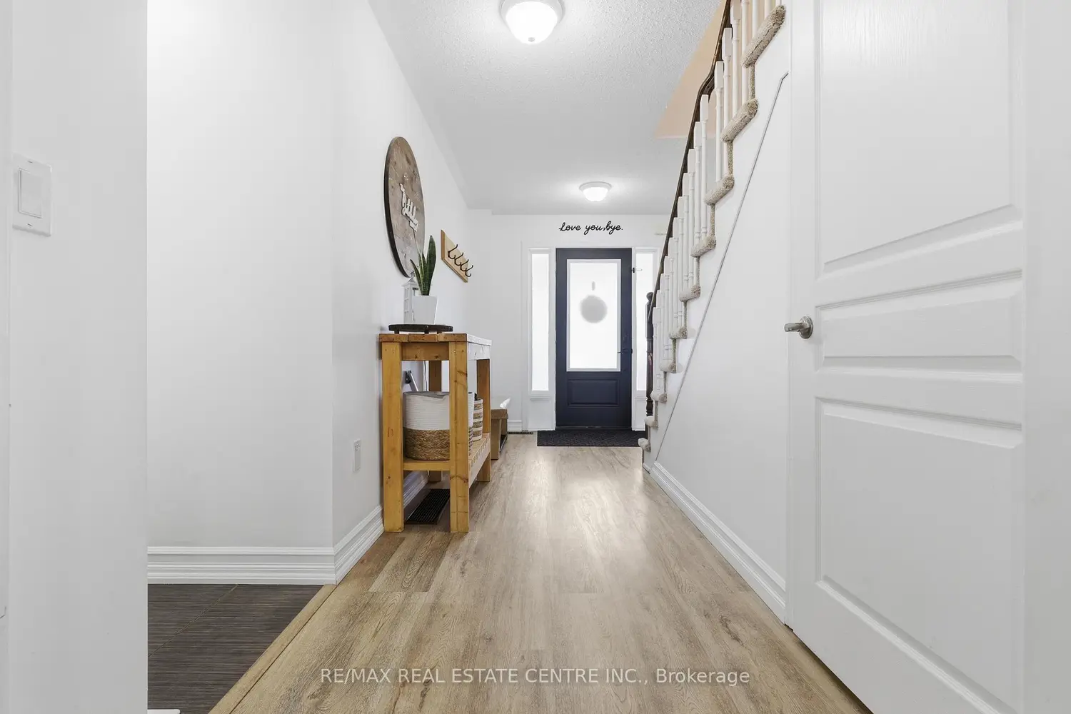 808 Cook Crescent photo 2