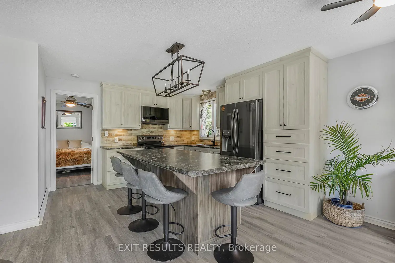 8 Beaver Lane photo 2