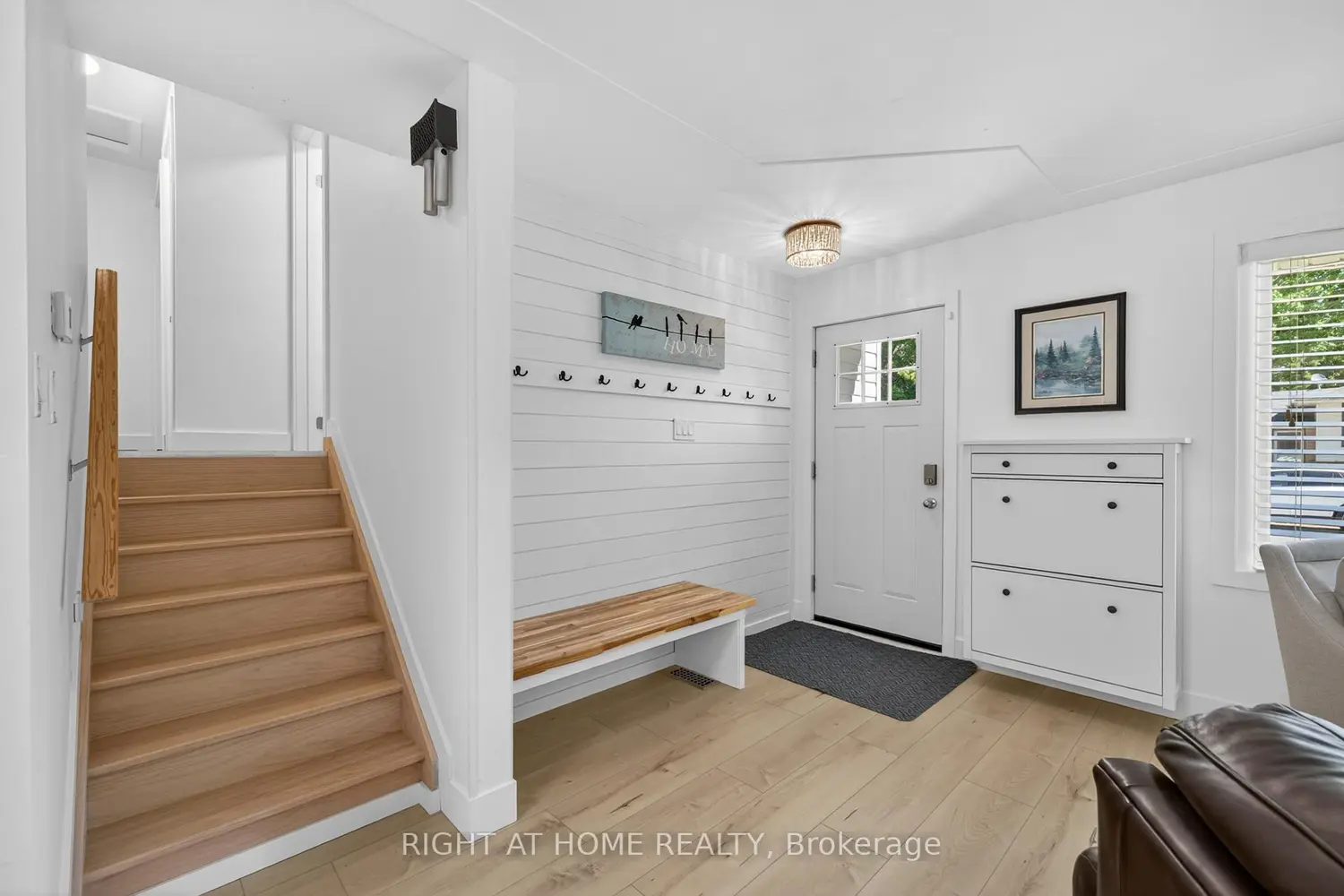 670 Glengyle Crescent photo 2