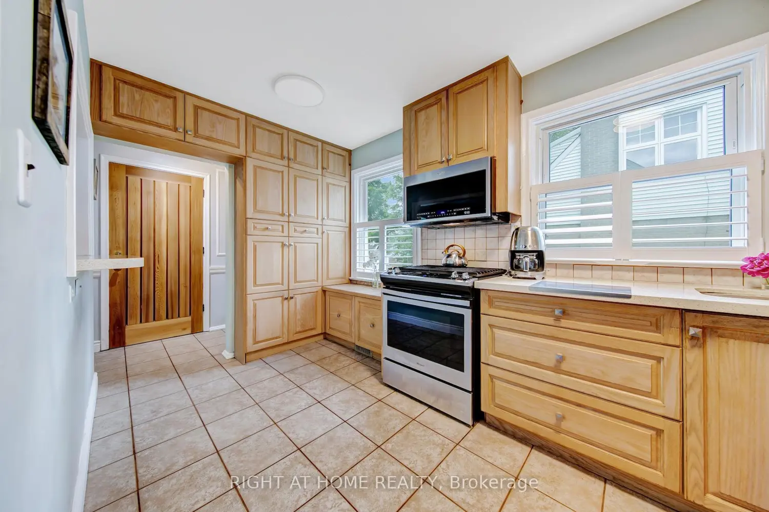 74 Mccaul Street photo 2