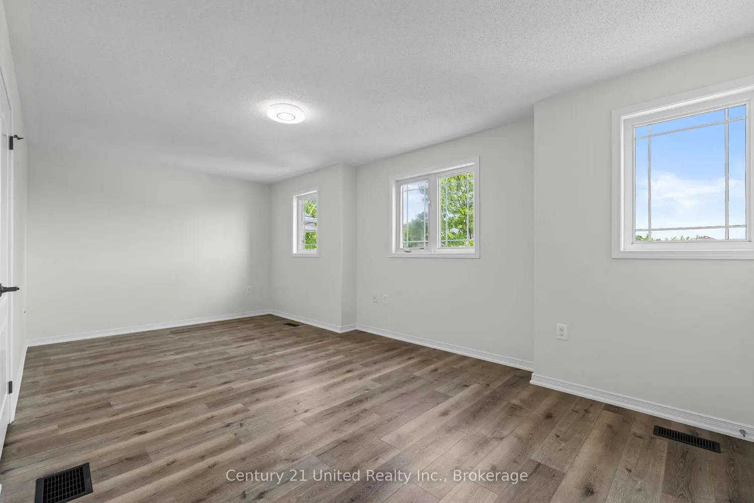 525 Clancy Crescent photo 5