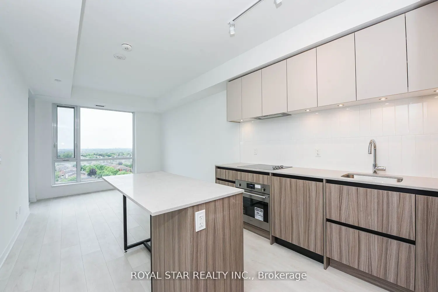 7950 Bathurst Street 1207 photo 4