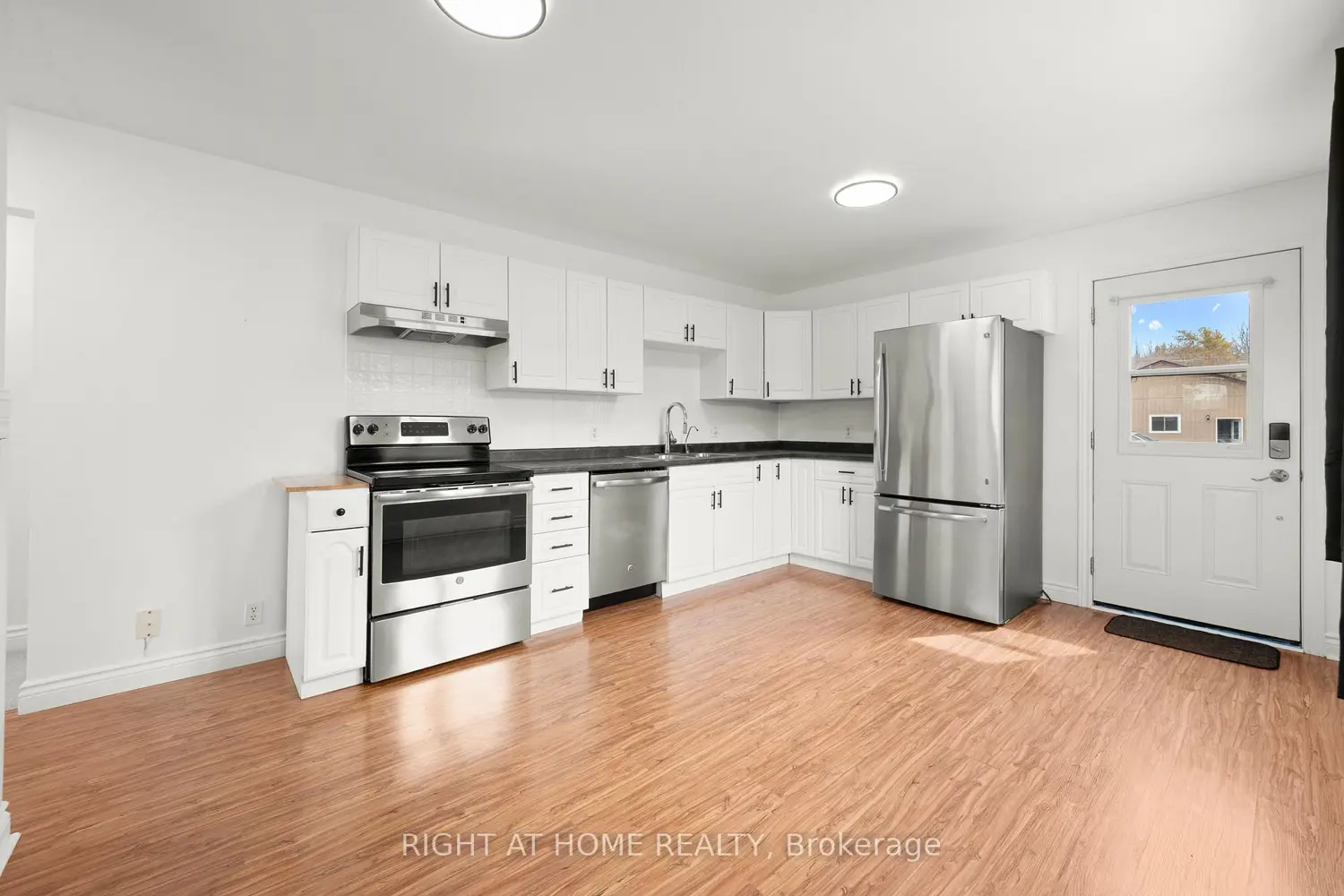 12 Maple Grove Road photo 2