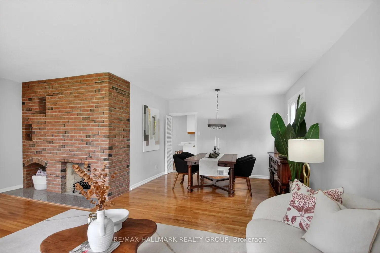 37 Parkwood Crescent photo 5