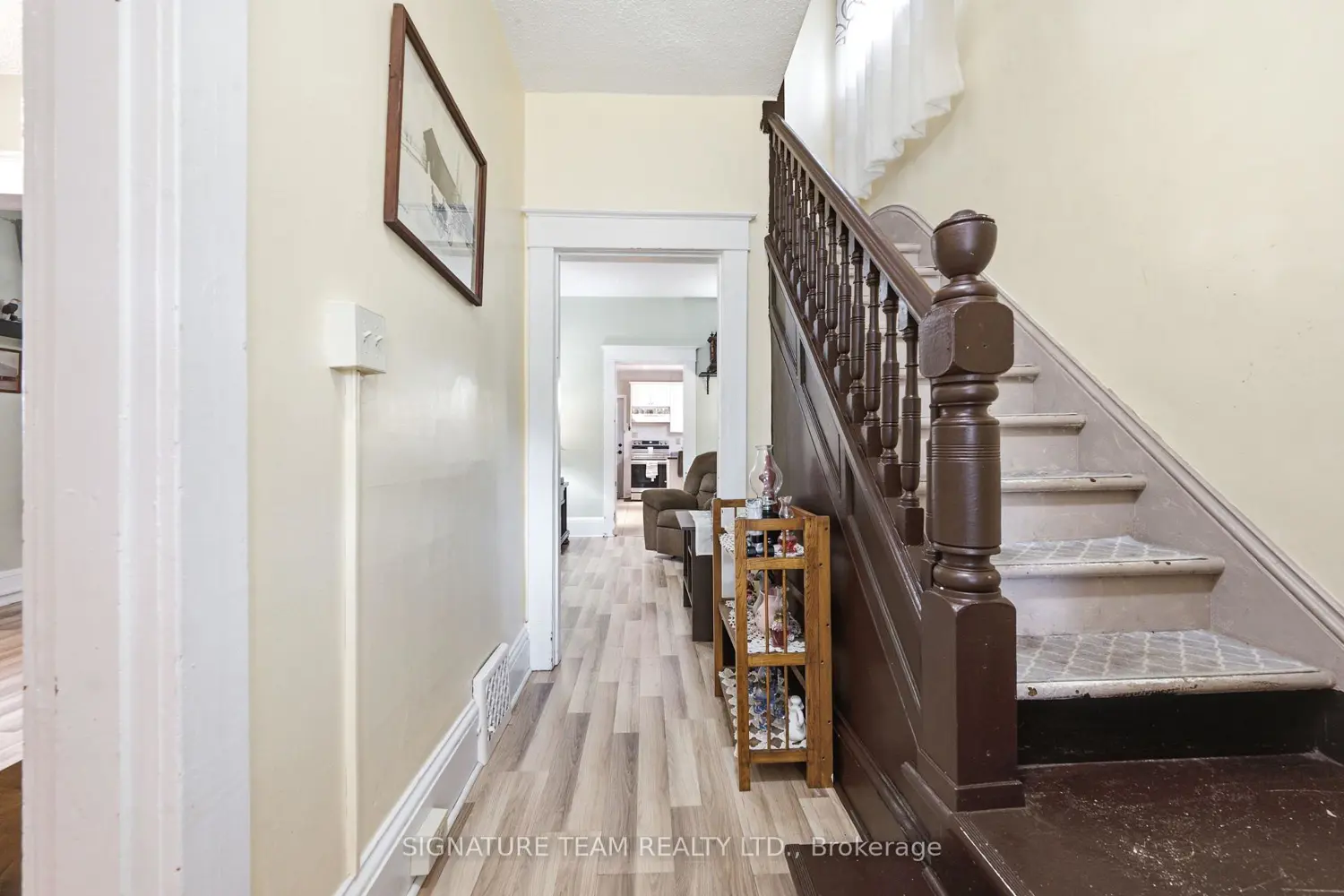 652 Moffat Street photo 3