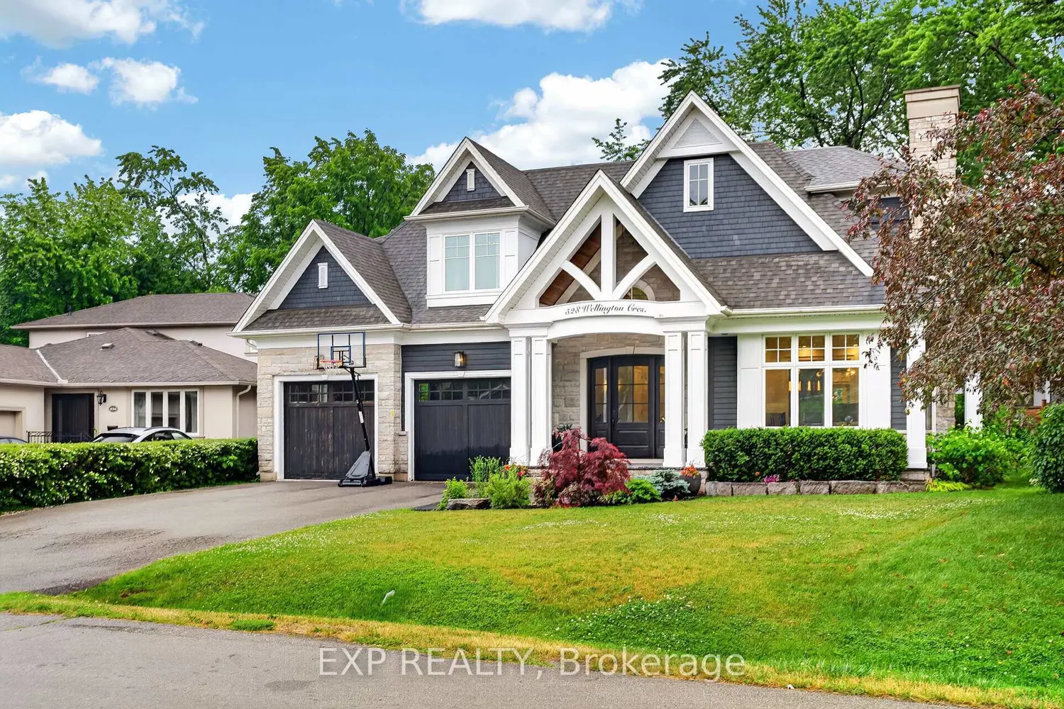 528 Wellington Crescent