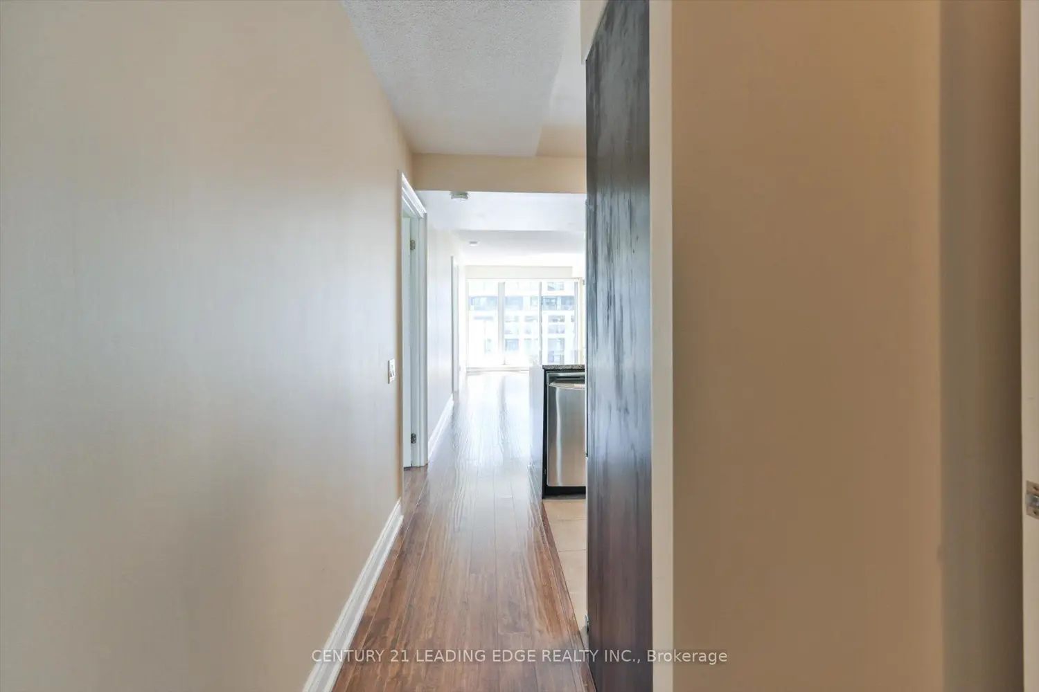 1040 The Queensway 710 photo 4
