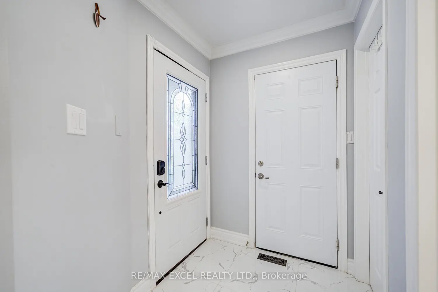 7025 Dunrobin Way photo 3