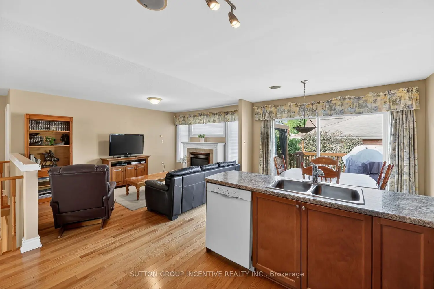 101 Lion's Gate Boulevard photo 4
