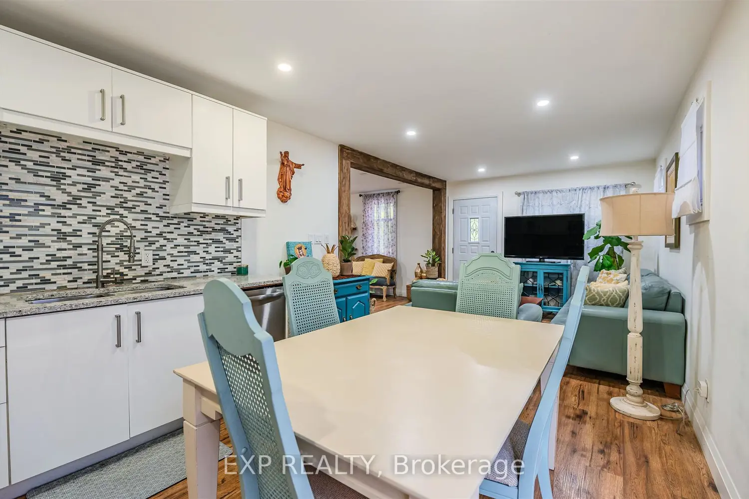829 Athol Street photo 4
