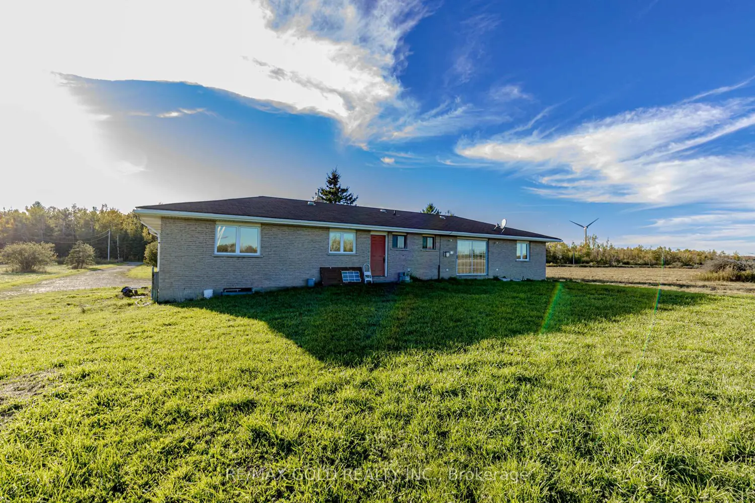 255505 9Th Line photo 2