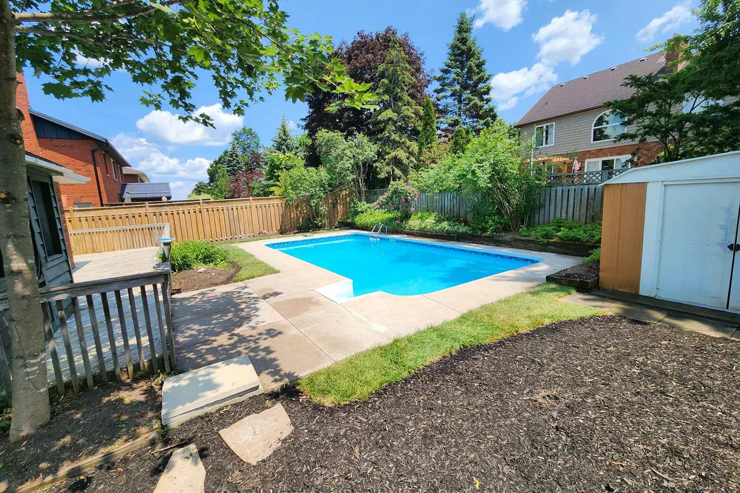 1534 Scollard Crescent