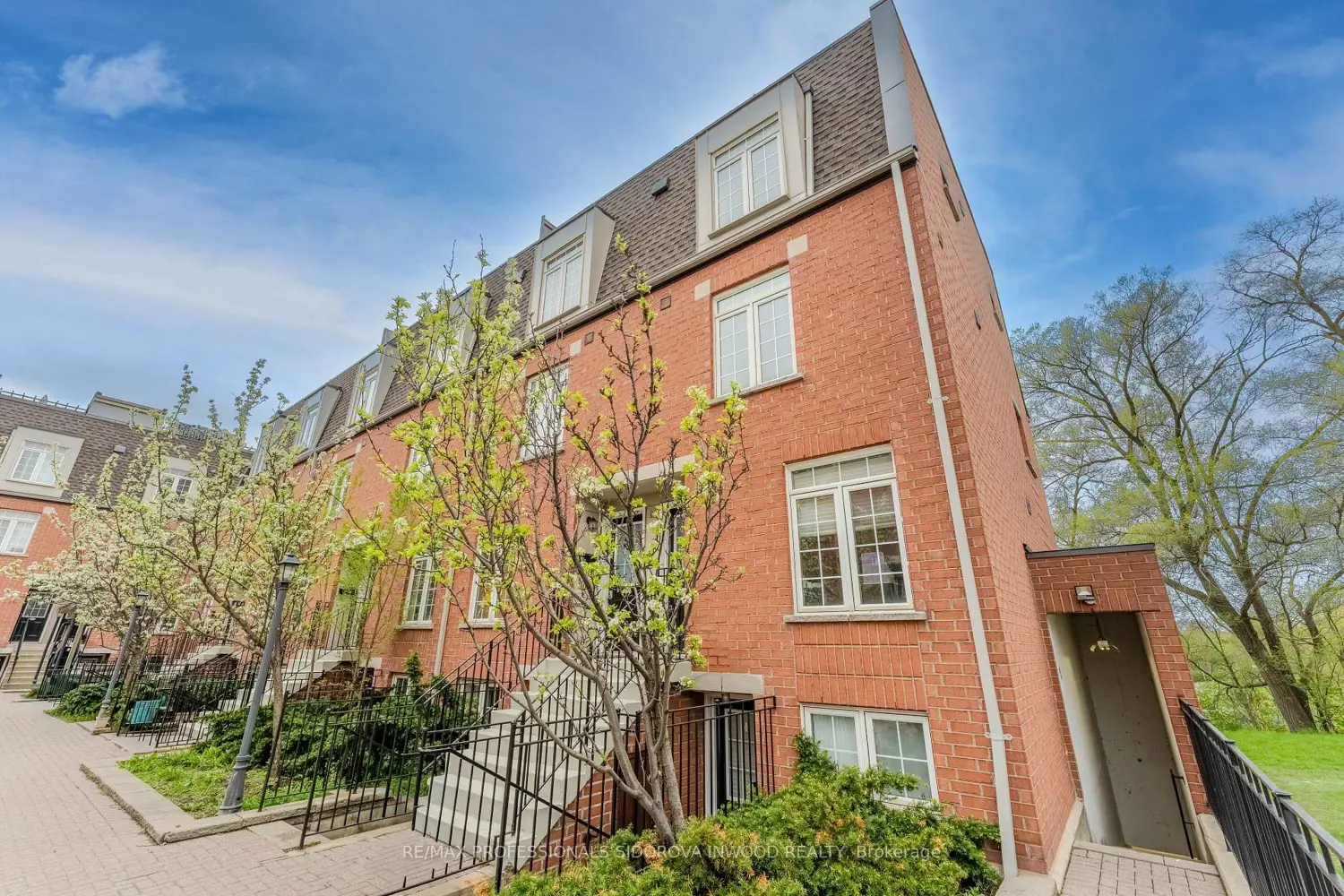 870 Jane Street 117 photo 2