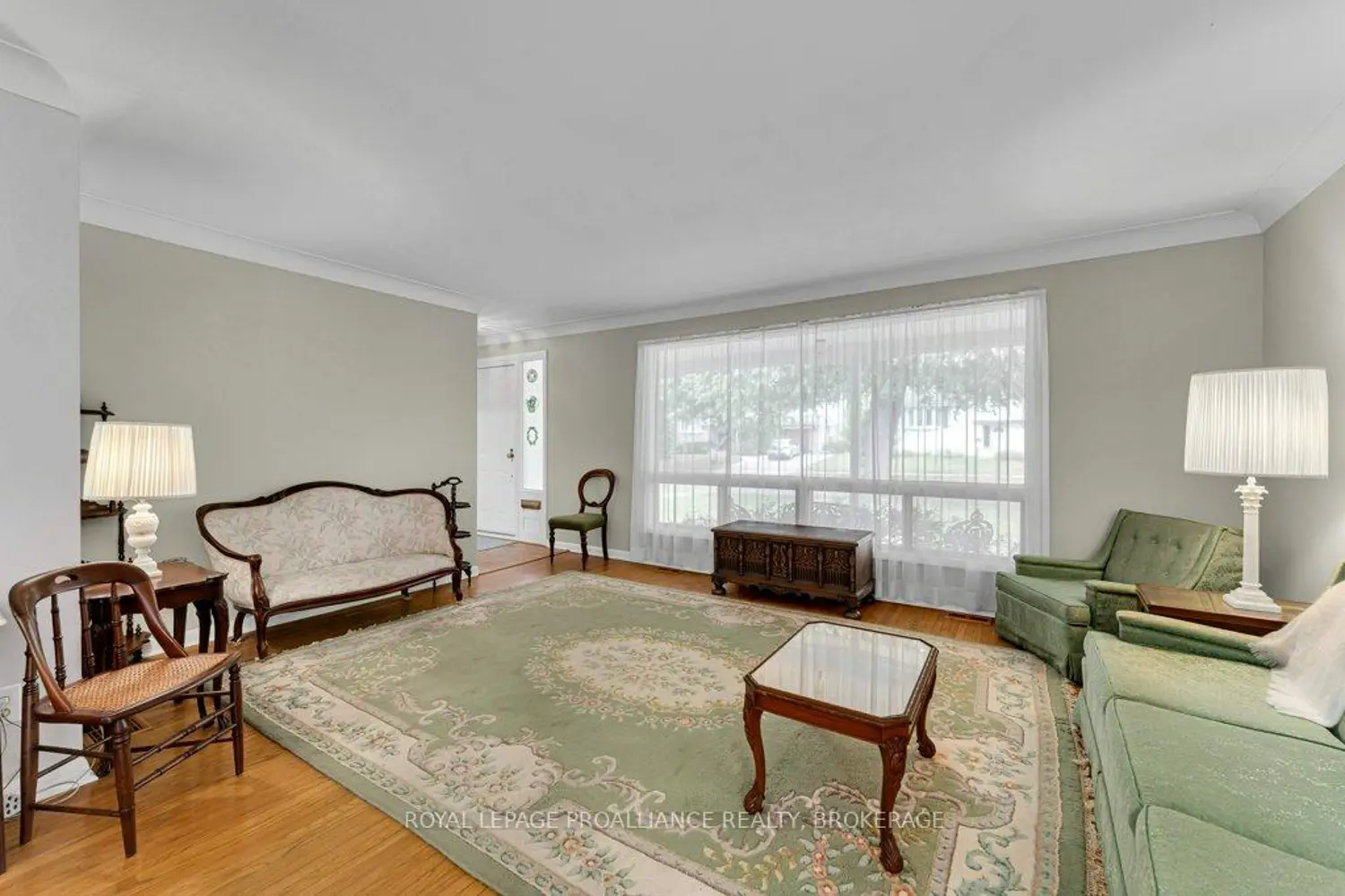 148 Campbell Crescent photo 3