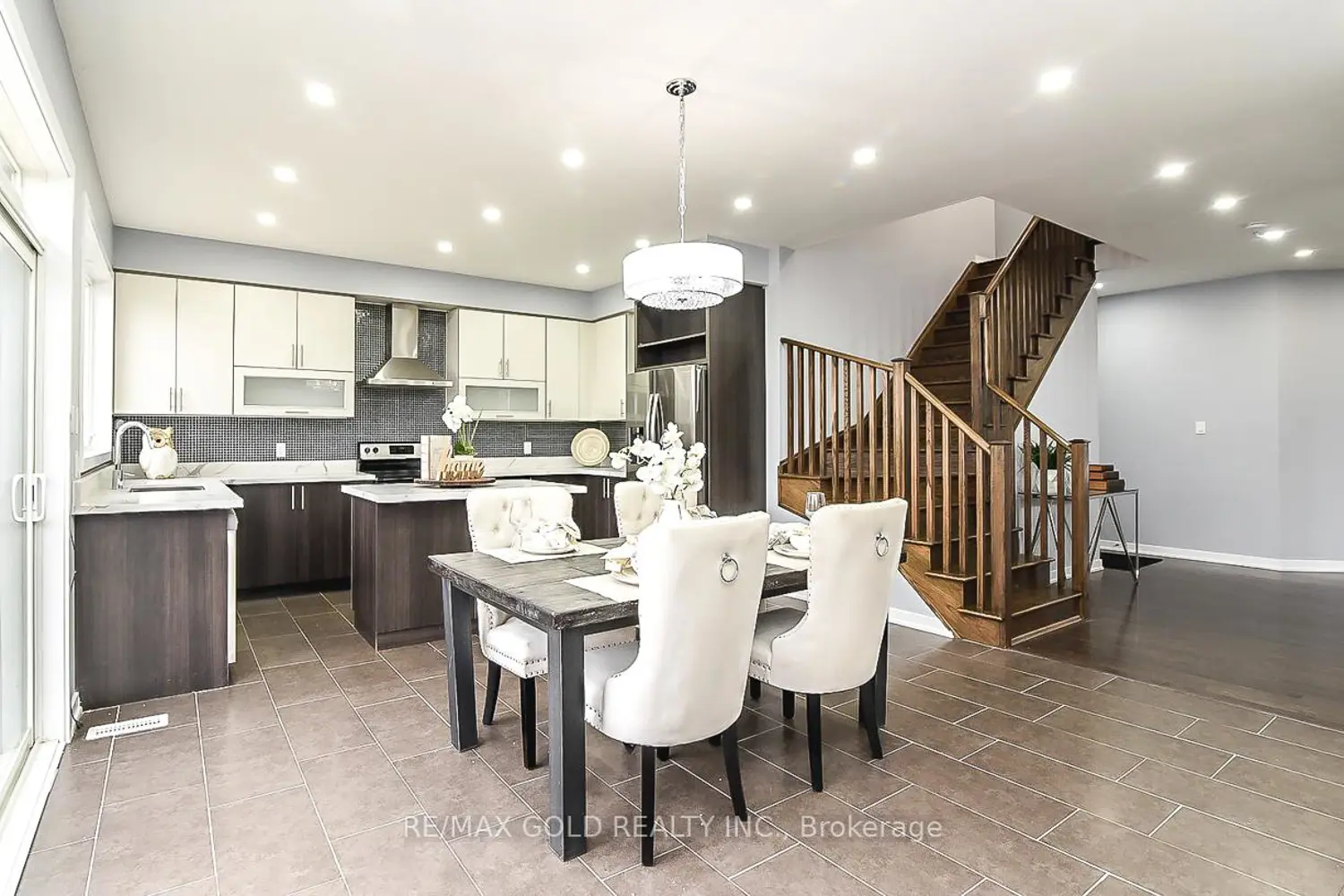 206 Crafter Crescent photo 5