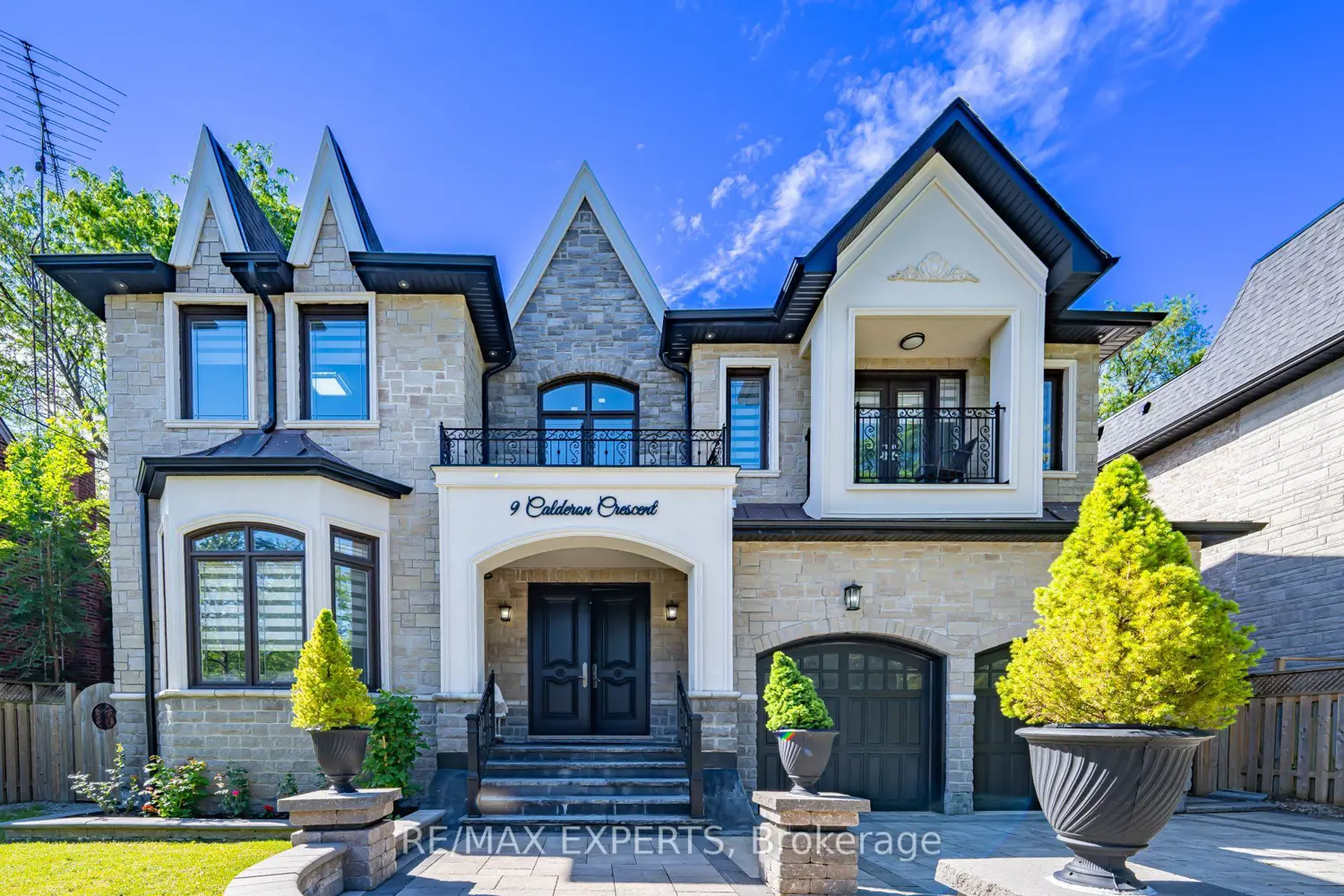 9 Calderon Crescent photo 2