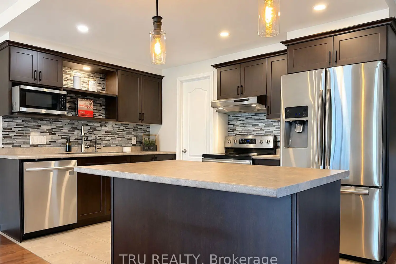 2315 Laval Street photo 2