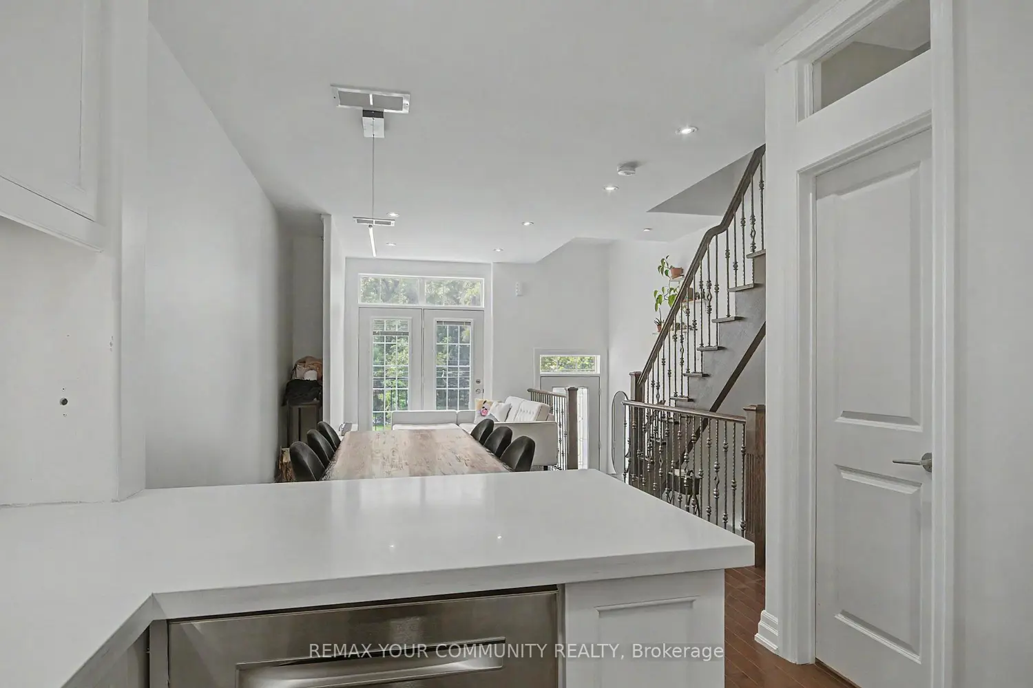 1079 Broadview Avenue photo 4