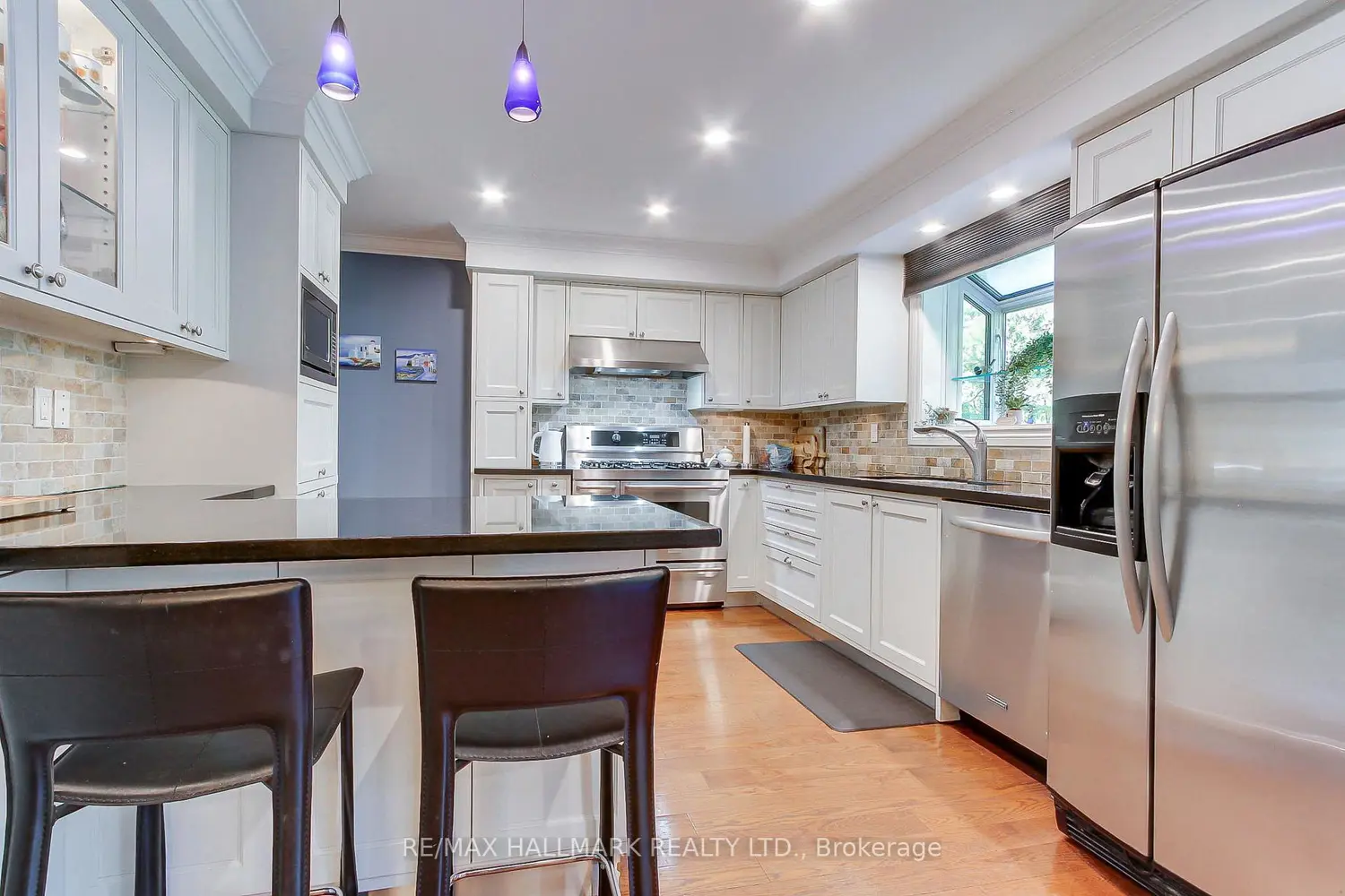 865 Arnold Crescent photo 5