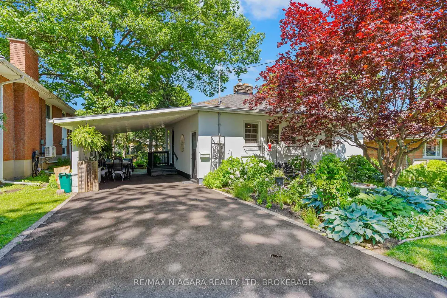 48 Oakridge Crescent photo 2