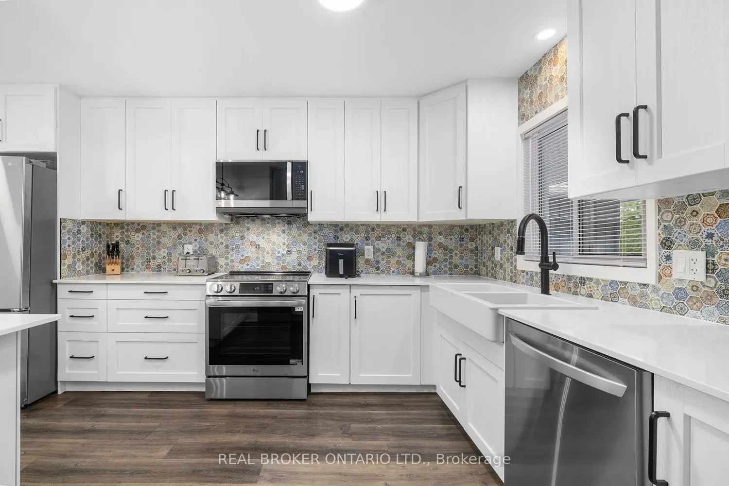 929 Bayview Drive photo 3