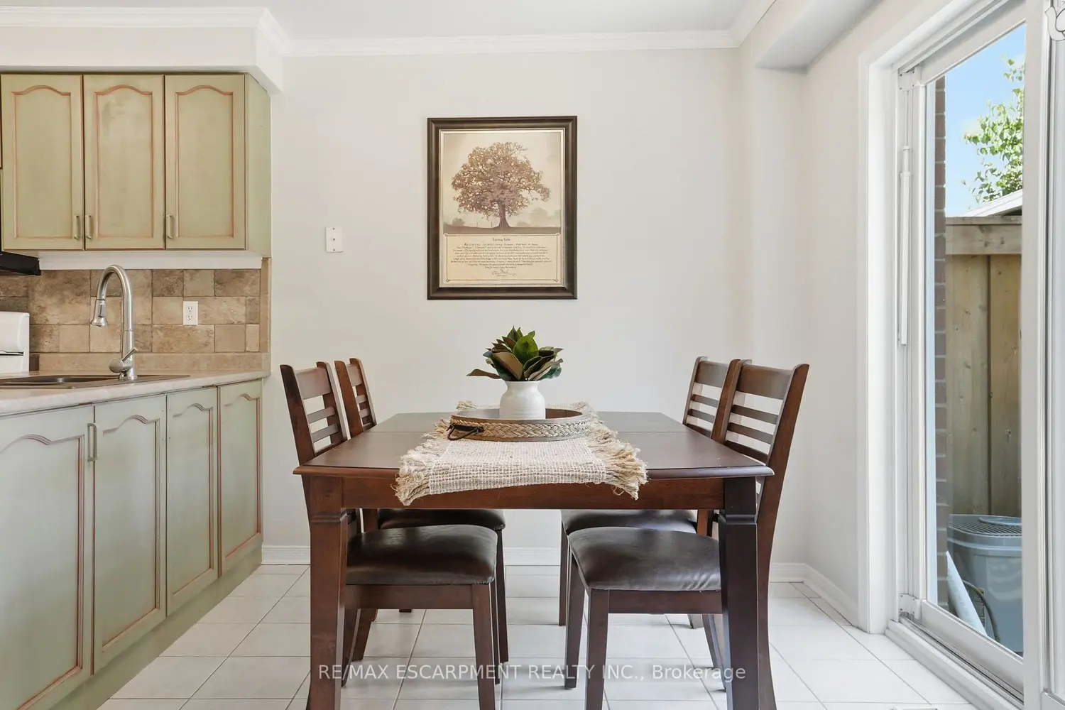 174 Fellowes Crescent photo 4