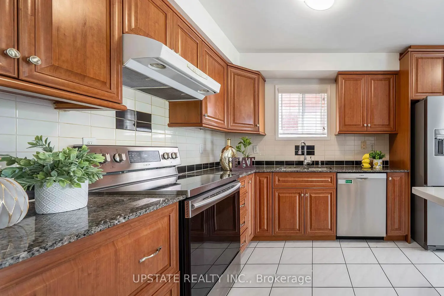 8548 Martin Grove Road photo 4