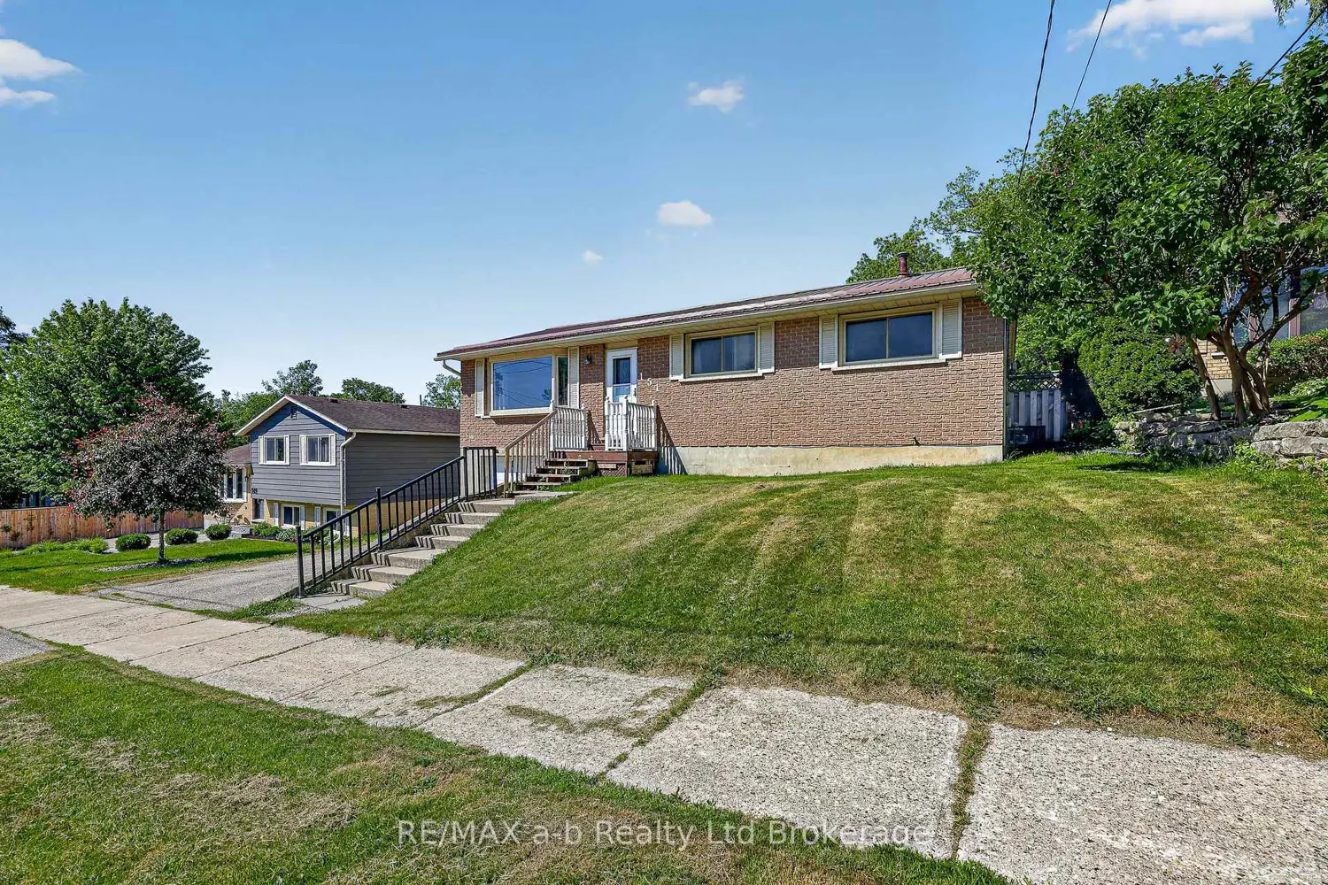 151 Mckeand Street photo 4