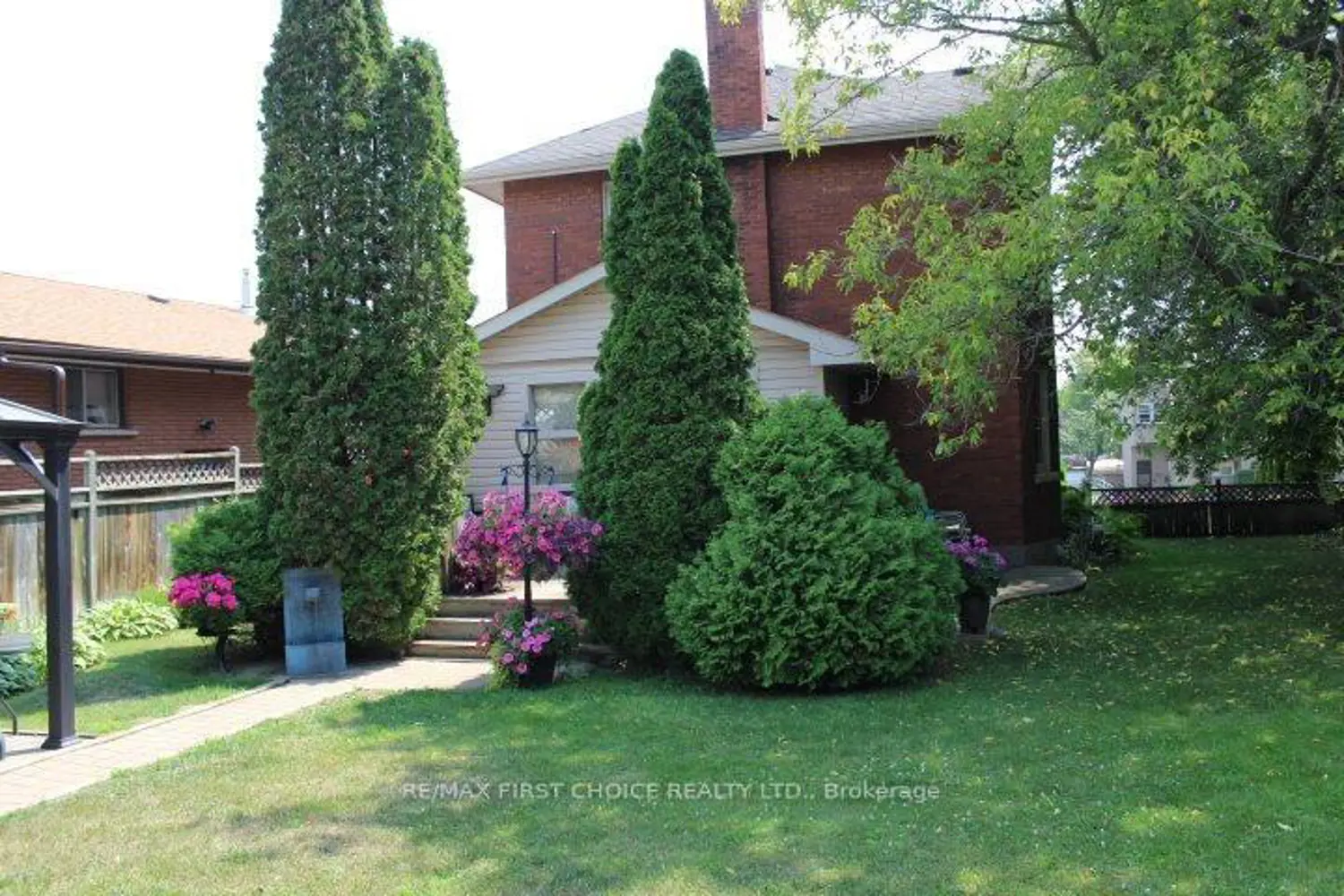 310 Algoma Street photo 2