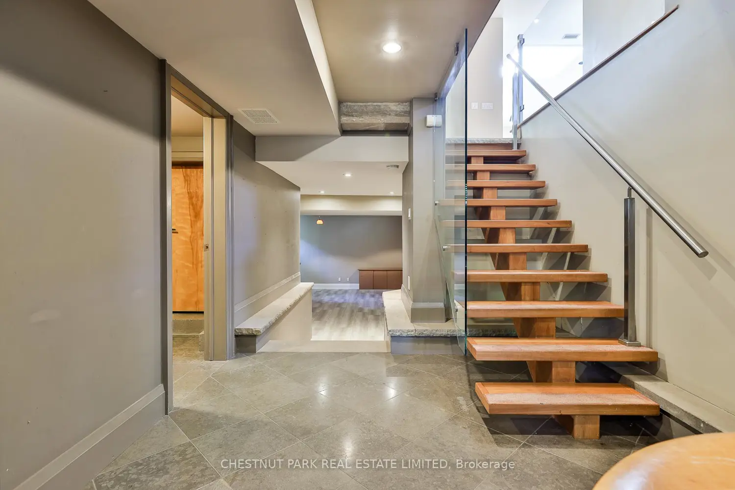 41 Hurlingham Crescent photo 3