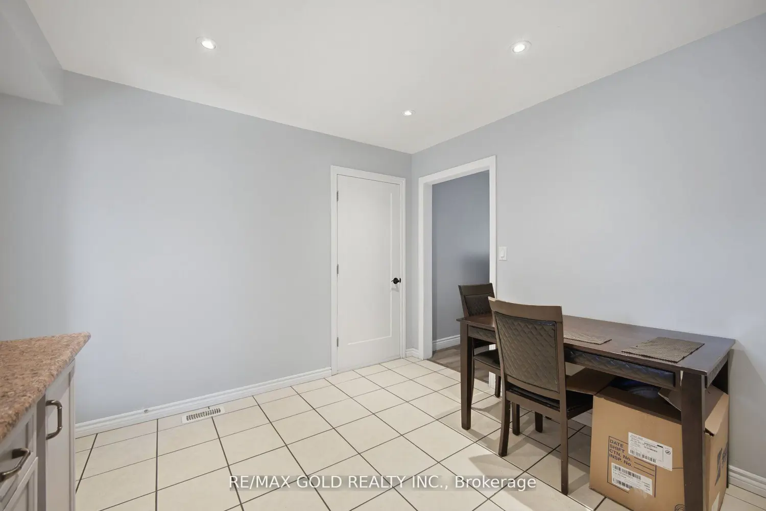 784 Douglas Street photo 4