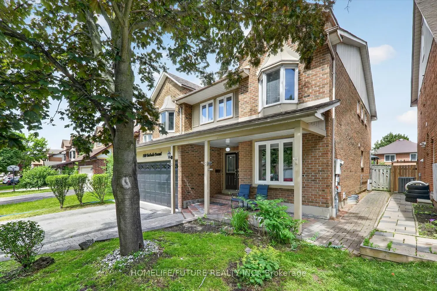 1580 Heathside Crescent photo 3