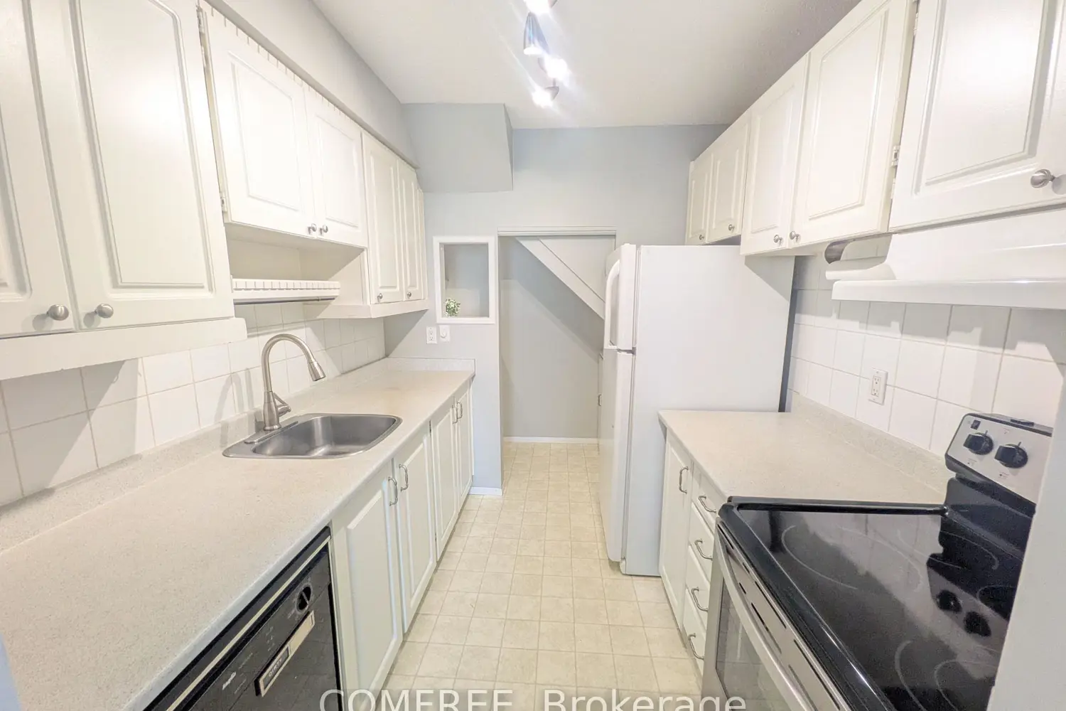 8B Forester Crescent photo 5