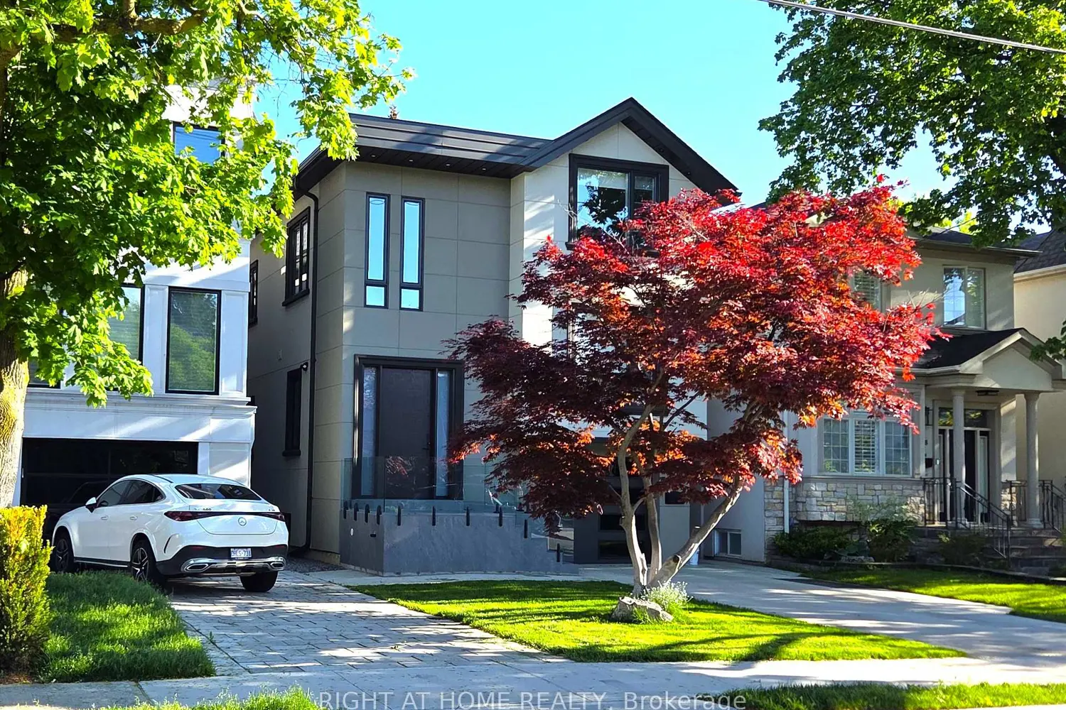 586 Broadway Avenue photo 3
