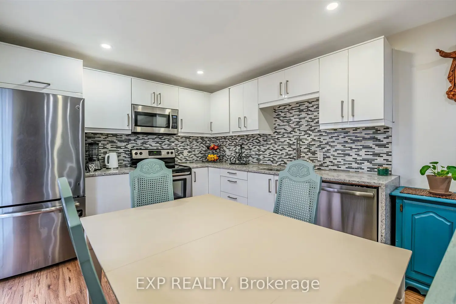 829 Athol Street photo 5