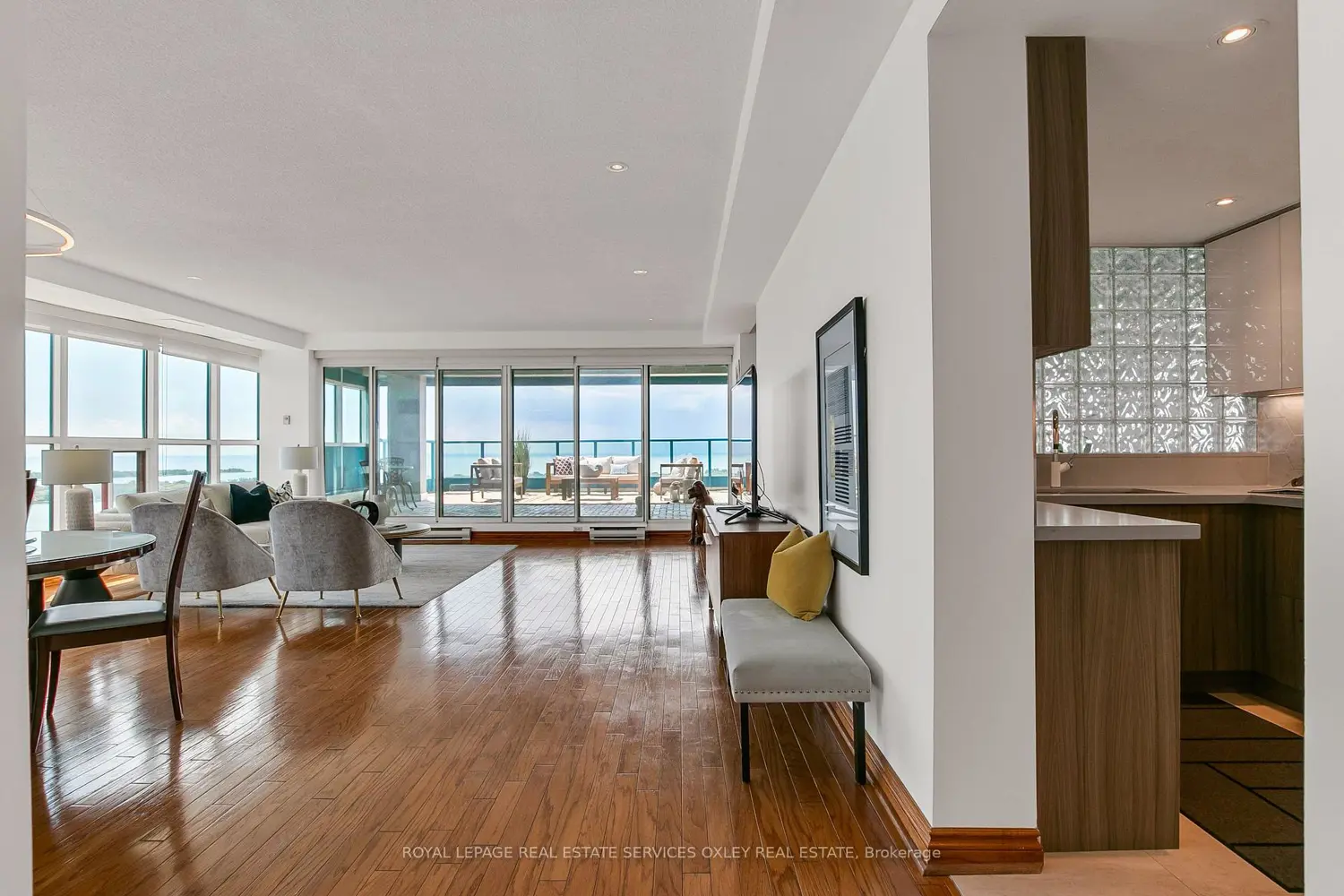 99 Harbour Square Ph04